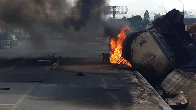 В Нигерии 20 человек погибли при взрыве бензовоза на скоростном шоссе