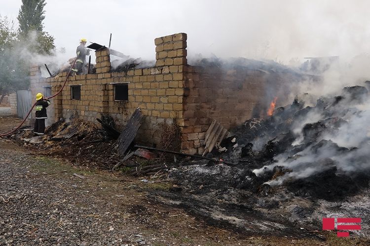 МЧС: Ракетные и артиллерийские обстрелы армянских вооруженных сил привели к пожарам на гражданских объектах