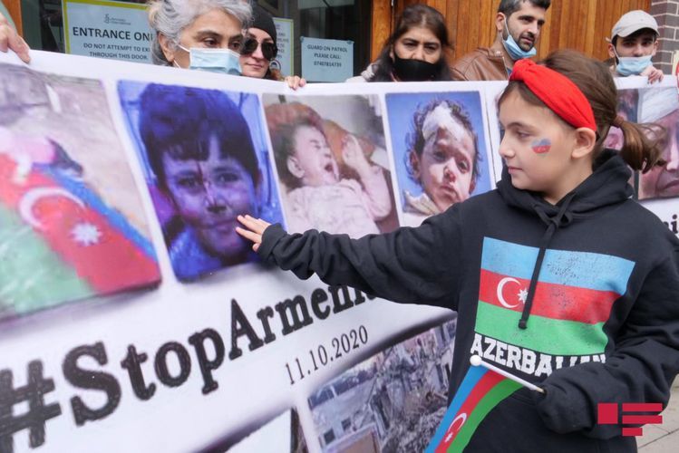 Azerbaijanis living in Britain hold protest rally in front of Amnesty International building - PHOTO