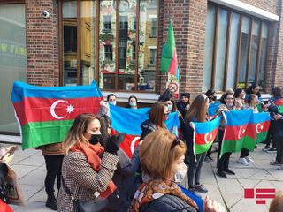 Azerbaijanis living in Britain hold protest rally in front of Amnesty International building - PHOTO