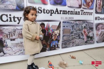 Azerbaijanis living in Britain hold protest rally in front of Amnesty International building - PHOTO