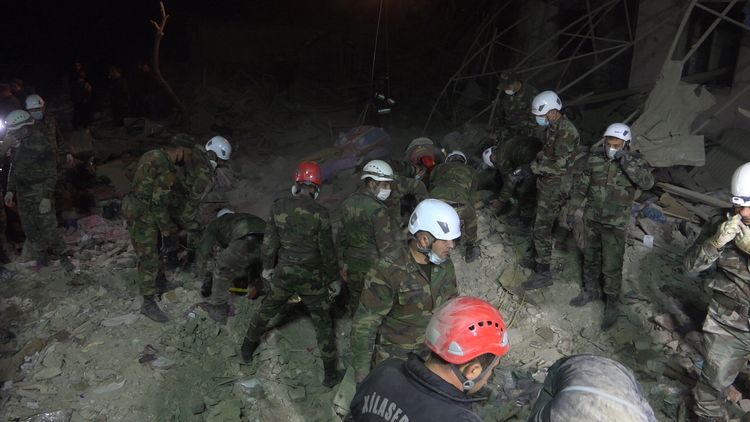 FHN: Gəncədə dağıntılar altından 13 nəfərin meyiti çıxarılıb