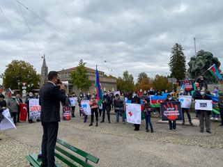 İsveçrədə Gəncənin raket atəşinə məruz qalmasına etiraz olaraq aksiya keçirilib  - FOTO