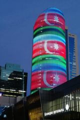Nur-Sultan şəhərində Kazmedia binasında Azərbaycanın dövlət bayrağı əks olunub - FOTO