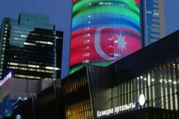 Nur-Sultan şəhərində Kazmedia binasında Azərbaycanın dövlət bayrağı əks olunub - FOTO