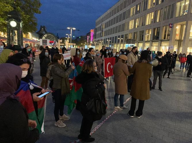 Hannover azərbaycanlıları Gəncə terrorunda həlak olanların xatirəsini yad edib - FOTO
