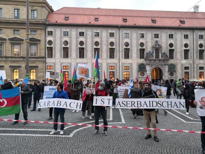 В Мюнхене прошла акция протеста против ракетных атак Армении по гражданскому населению Азербайджана  - ФОТО