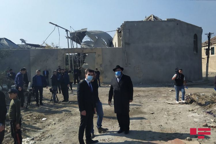 Azərbaycandakı aşkenazilərin baş ravvini Gəncədə ermənilərin raket atdığı əraziyə baş çəkib - FOTO