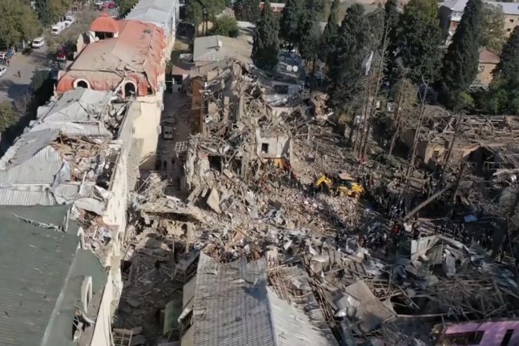 FHN: Ermənistanın Gəncəyə atdığı raket zərbələri nəticəsində dağılmış evlərdə axtarış-xilasetmə işləri yekunlaşıb