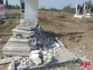 Ermənilərin atdığı top və raket mərmiləri Ağdam və Tərtərin kənd məzarlıqlarını dağıdıb - FOTO