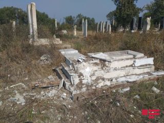 Ermənilərin atdığı top və raket mərmiləri Ağdam və Tərtərin kənd məzarlıqlarını dağıdıb - FOTO