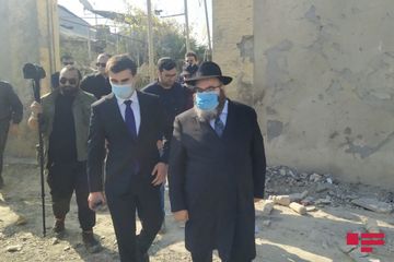 Azərbaycandakı aşkenazilərin baş ravvini Gəncədə ermənilərin raket atdığı əraziyə baş çəkib - FOTO