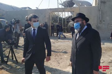 Azərbaycandakı aşkenazilərin baş ravvini Gəncədə ermənilərin raket atdığı əraziyə baş çəkib - FOTO