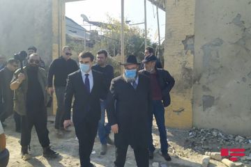 Azərbaycandakı aşkenazilərin baş ravvini Gəncədə ermənilərin raket atdığı əraziyə baş çəkib - FOTO