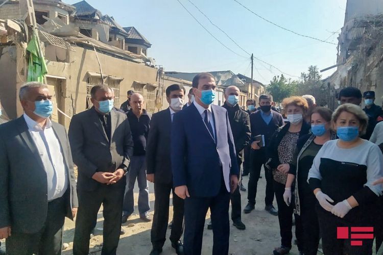Глава ИВ Гянджи встретился с жителями домов, разрушенных в результате ракетного обстрела Арменией - ФОТО