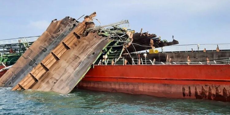 При осмотре взорвавшегося российского танкера «Генерал Ази Асланов» обнаружили тела погибших