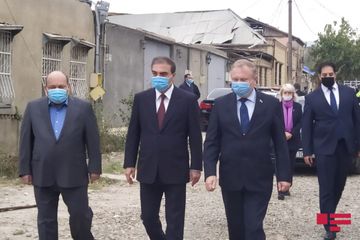 Belarus səfiri Gəncədə raket atəşi nəticəsində dağılan ərazilərə baş çəkib - YENİLƏNİB