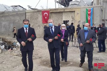 Belarus səfiri Gəncədə raket atəşi nəticəsində dağılan ərazilərə baş çəkib - YENİLƏNİB