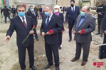 Belarus səfiri Gəncədə raket atəşi nəticəsində dağılan ərazilərə baş çəkib - YENİLƏNİB