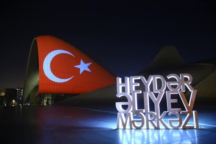 На здании Центра Гейдара Алиева спроецирован флаг Турции
