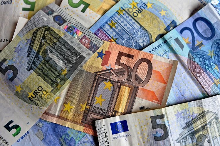 Avrozonada pərakəndə satışlar iyulda gözlənilmədən 1,3% azalıb