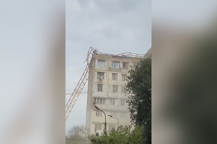 В связи с обрушением крана на жилое здание закрыт въезд на проспект Азадлыг с улицы Гасана Алиева