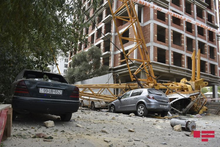 В Баку в результате падения подъемного крана пострадали два дома - ВИДЕО - ФОТО - ОБНОВЛЕНО