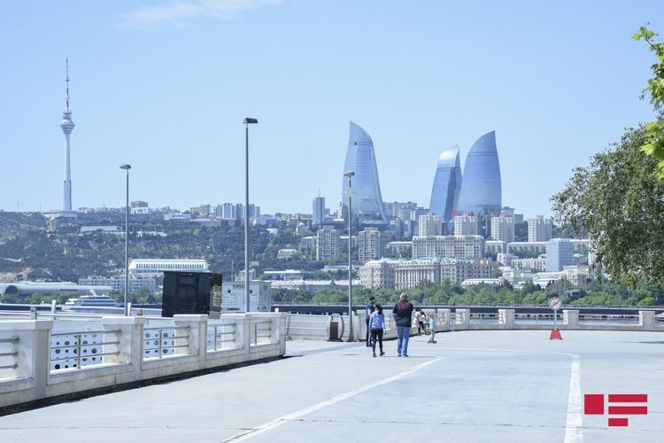 В Азербайджане разрешается собираться в общественных местах в группы до 10 человек