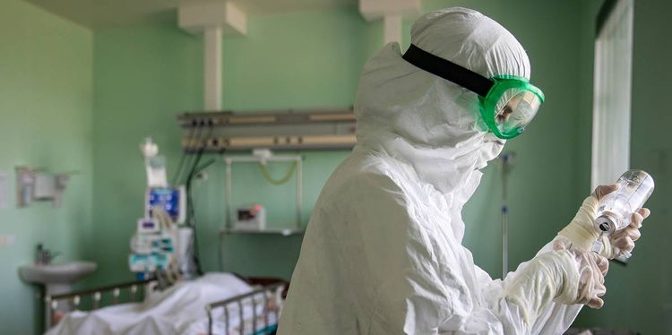 Власти Праги вновь обязали жителей носить медицинские маски в магазинах и школах