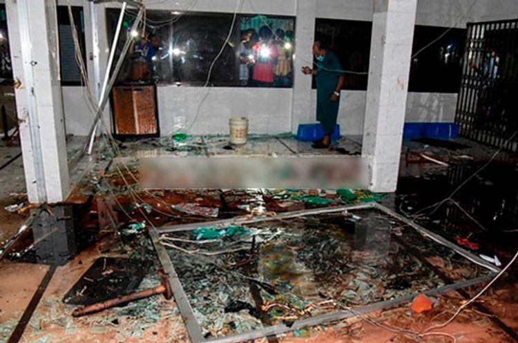 Число жертв взрыва газа в мечети в Бангладеш превысило 20