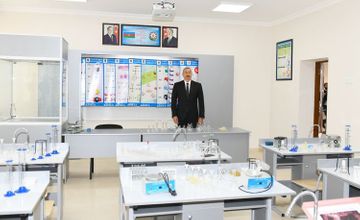 Президент Ильхам Алиев принял участие в открытии нового корпуса средней школы в Баку - ОБНОВЛЕНО