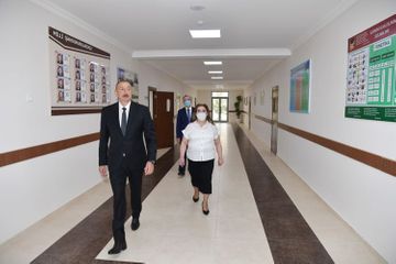 Президент Ильхам Алиев принял участие в открытии нового корпуса средней школы в Баку - ОБНОВЛЕНО