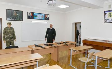 Президент Ильхам Алиев принял участие в открытии нового корпуса средней школы в Баку - ОБНОВЛЕНО