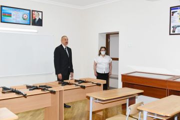 Президент Ильхам Алиев принял участие в открытии нового корпуса средней школы в Баку - ОБНОВЛЕНО