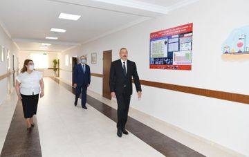 Президент Ильхам Алиев принял участие в открытии нового корпуса средней школы в Баку - ОБНОВЛЕНО