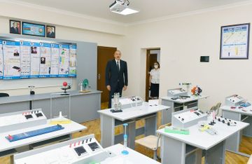 Президент Ильхам Алиев принял участие в открытии нового корпуса средней школы в Баку - ОБНОВЛЕНО