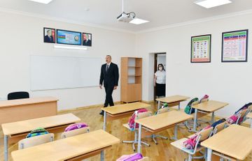 Президент Ильхам Алиев принял участие в открытии нового корпуса средней школы в Баку - ОБНОВЛЕНО