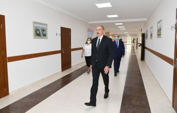 Президент Ильхам Алиев принял участие в открытии нового корпуса средней школы в Баку - ОБНОВЛЕНО