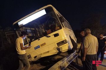 Bakıda sərnişin avtobusu qəzaya uğrayıb - FOTO