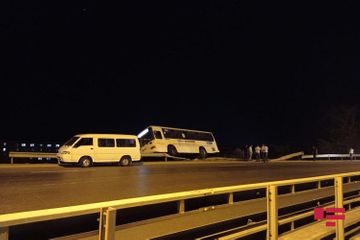 Bakıda sərnişin avtobusu qəzaya uğrayıb - FOTO
