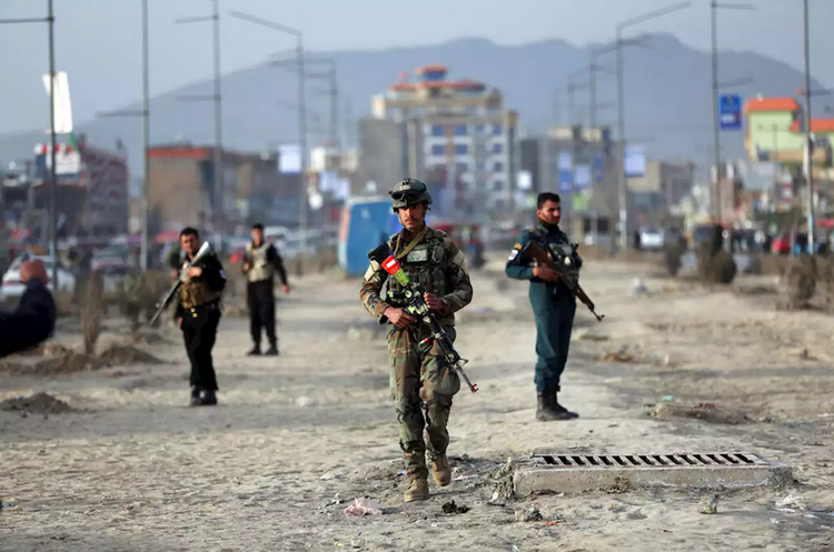 В Афганистане талибы захватили в заложники около десяти человек
