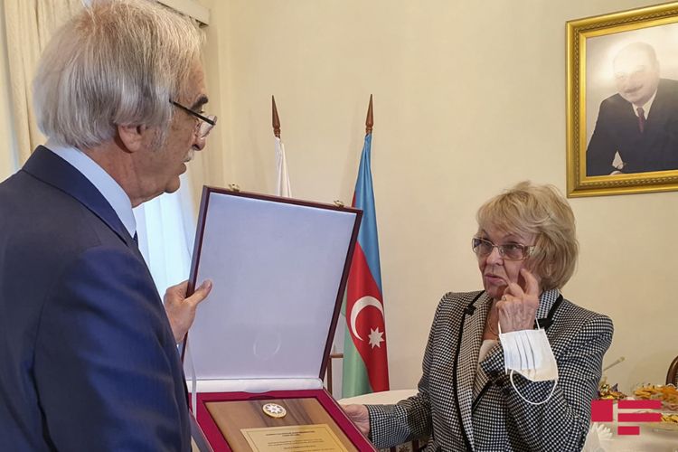 Azərbaycan Prezidentinin fəxri diplomu akademik Alevtina Brovkinaya təqdim edilib - FOTO