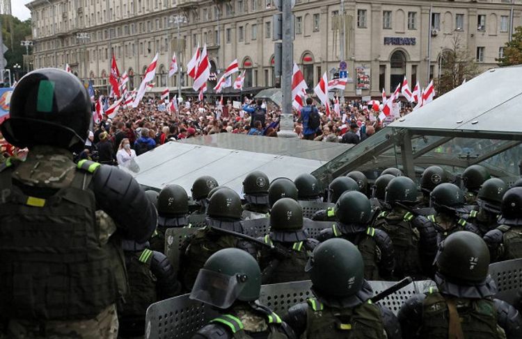 ОМОН начал жесткие задержания протестующих в центре Минска