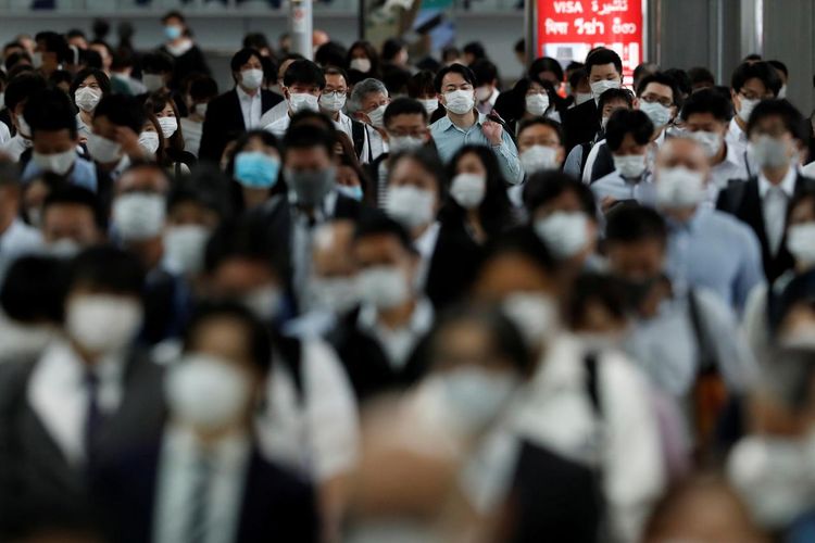 Tokyo eyes lowering alert level as virus fears ease