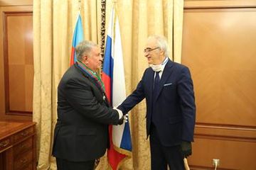 Səfir Polad Bülbüloğlu "Rosneft"in rəhbərinə "Dostluq" ordenini təqdim edib - FOTO