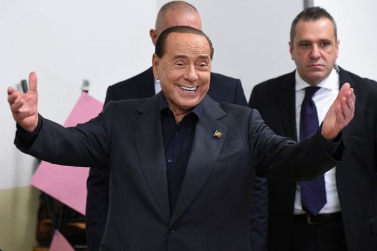 Silvio Berluskoni xəstəxanadan evə buraxılıb