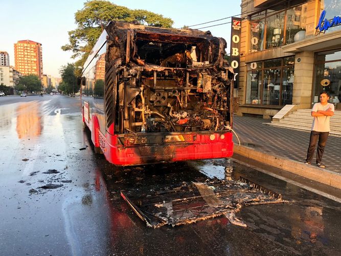 В Баку сгорел еще один автобус