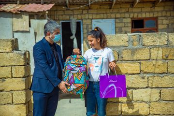 "Azercell" yüksək nəticə göstərən abituriyentlərə planşetlər təqdim edib ® - FOTO