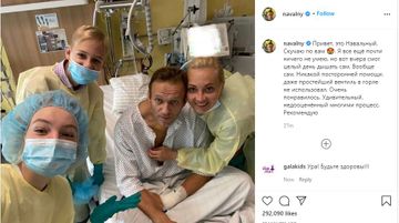Aleksey Navalnı zəhərləndikdən sonra ilk dəfə foto paylaşıb