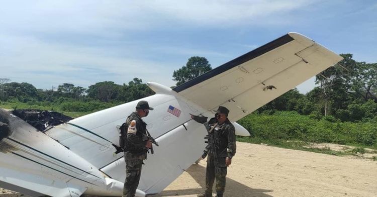 Венесуэльские военные сбили американский самолет с наркотиками - ФОТО
